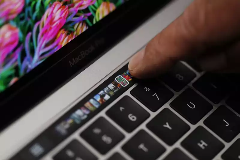 MacBook Pro Leaks reveal radical Design with 5 displays